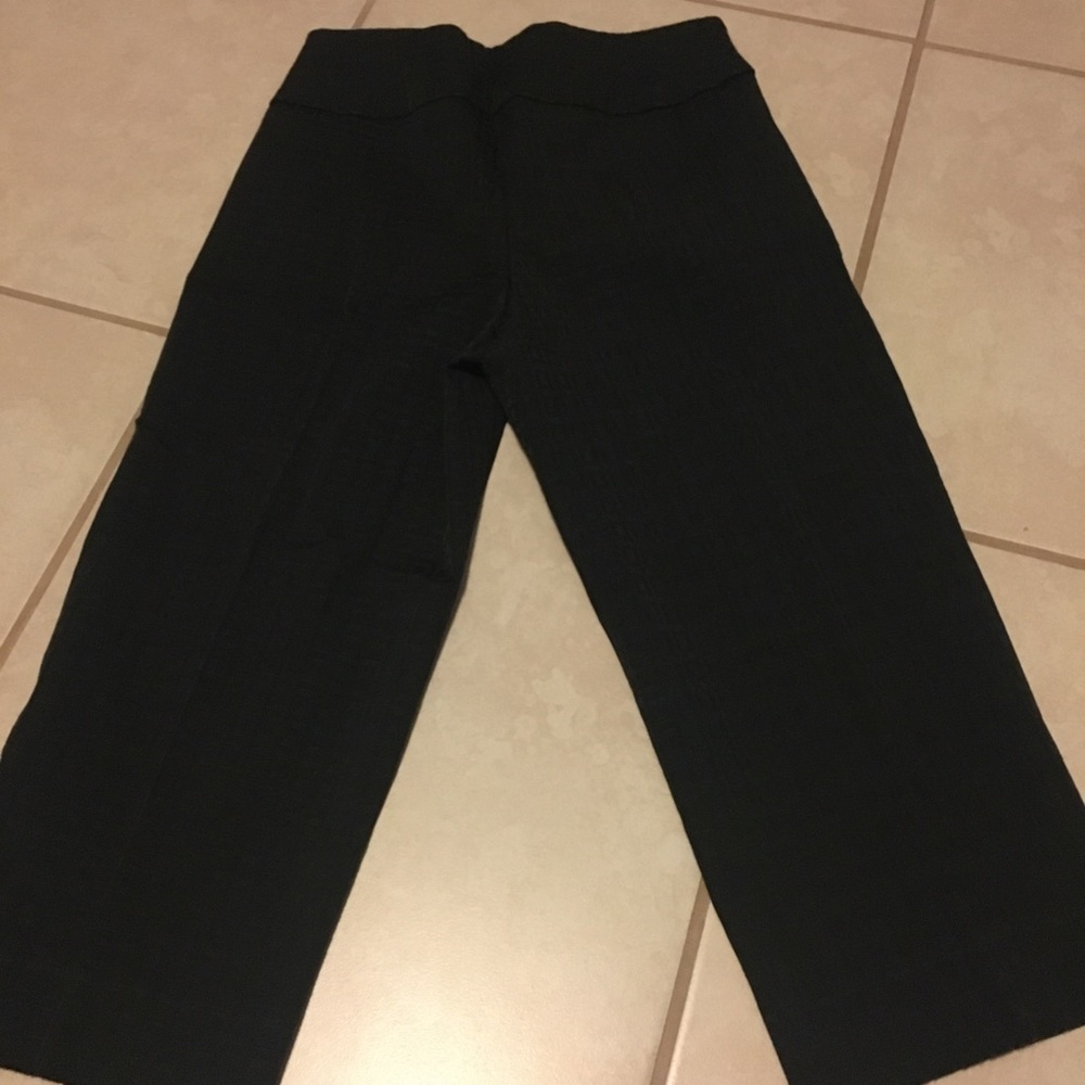 White house black market black capris